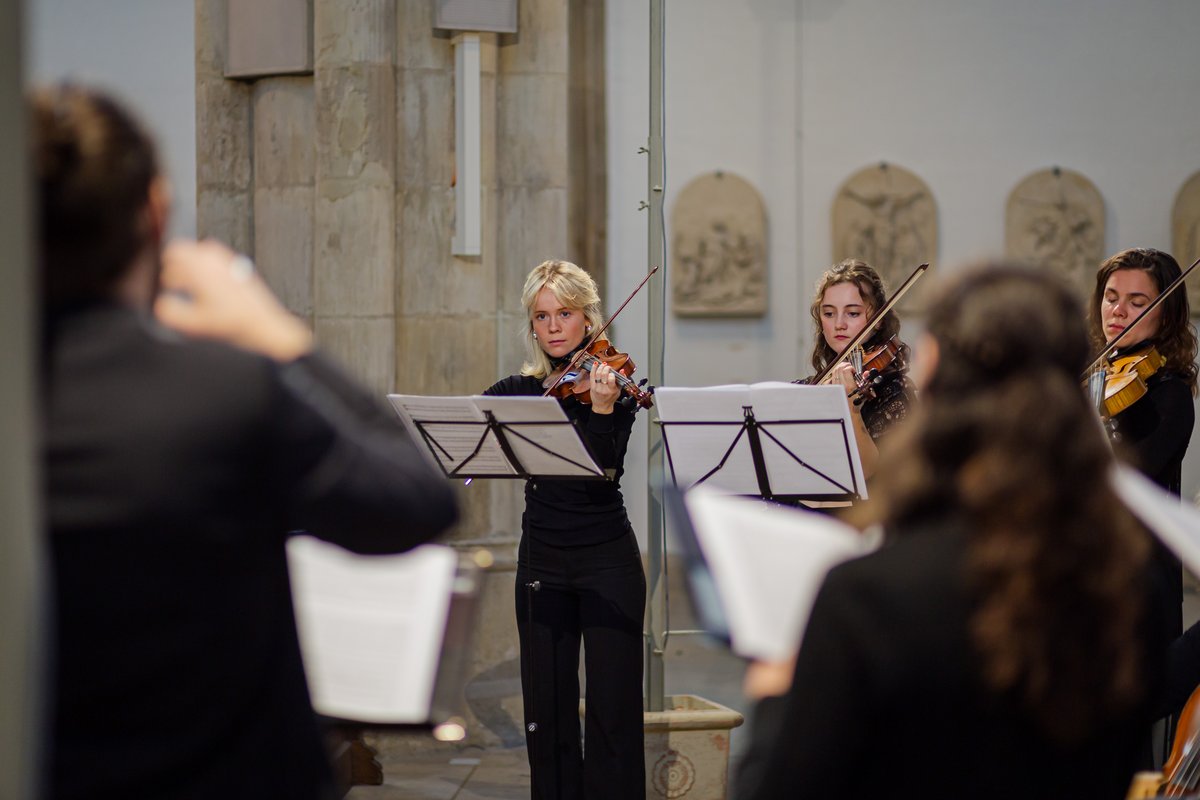 WTZ-Benefizkonzert | Drei Violinistinnen stehen hinter ihren Notenständern in der Lamberti-Kirche in Münster. Foto: UKM/Kochinke