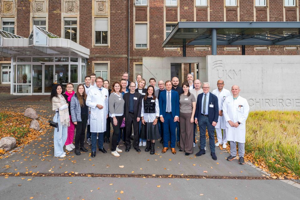 UKM | Eine Delegation des ukrainischen Krankenhauses Metschnikov aus Dnipro mit Vertretern des UKM vor der Klinik für Chirurgie