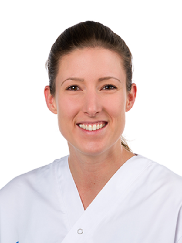 UKM Kinderkardiologie | Kathrin Weßels lächelt in die Kamera | Portraitaufnahme