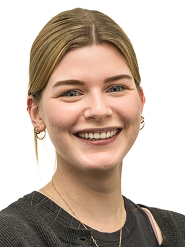 UKM | Portrait einer Mitarbeiterin des Forschungsteams der Medizinischen Klinik A. Sie trägt ein dunkles Oberteil und lacht.