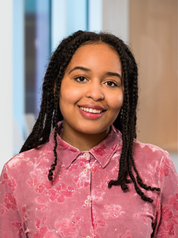 UKM | Portraitaufnahme einer Mitarbeiterin des WTZ Münster. Sie trägt eine rosafarbene Bluse und lächelt.