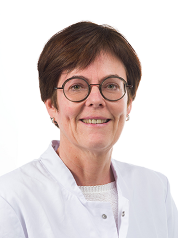 UKM | Portraitfoto einer Mitarbeiterin der Angiologie. Sie trägt einen weißen Kittel und lächelt.