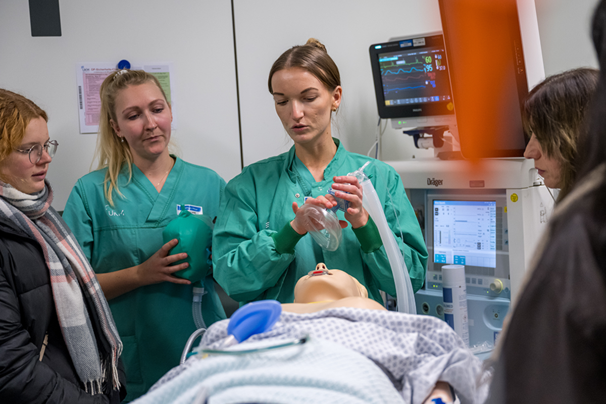 UKM Pflege | Tag des offenen OP | Fachkräfte aus dem OP an Beatmungsmaschine