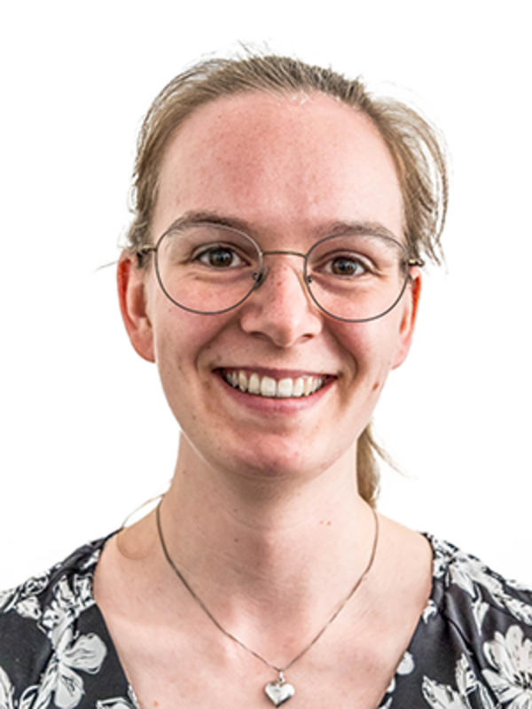 UKM | Portrait einer Mitarbeiterin des Forschungsteams der Medizinischen Klinik A. Sie trägt eine Brille und lacht.