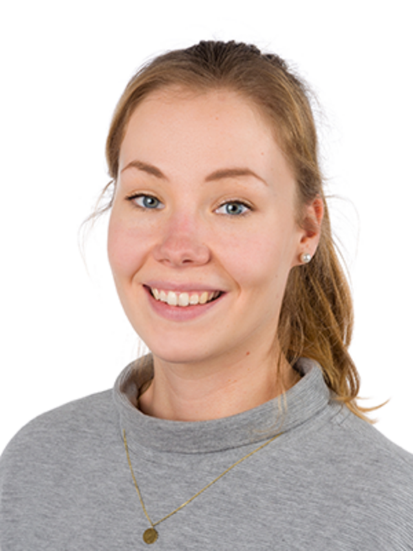 UKM | Portrait einer Mitarbeiterin des Forschungsteams der Medizinischen Klinik A. Sie trägt einen grauen Pulli und lächelt.