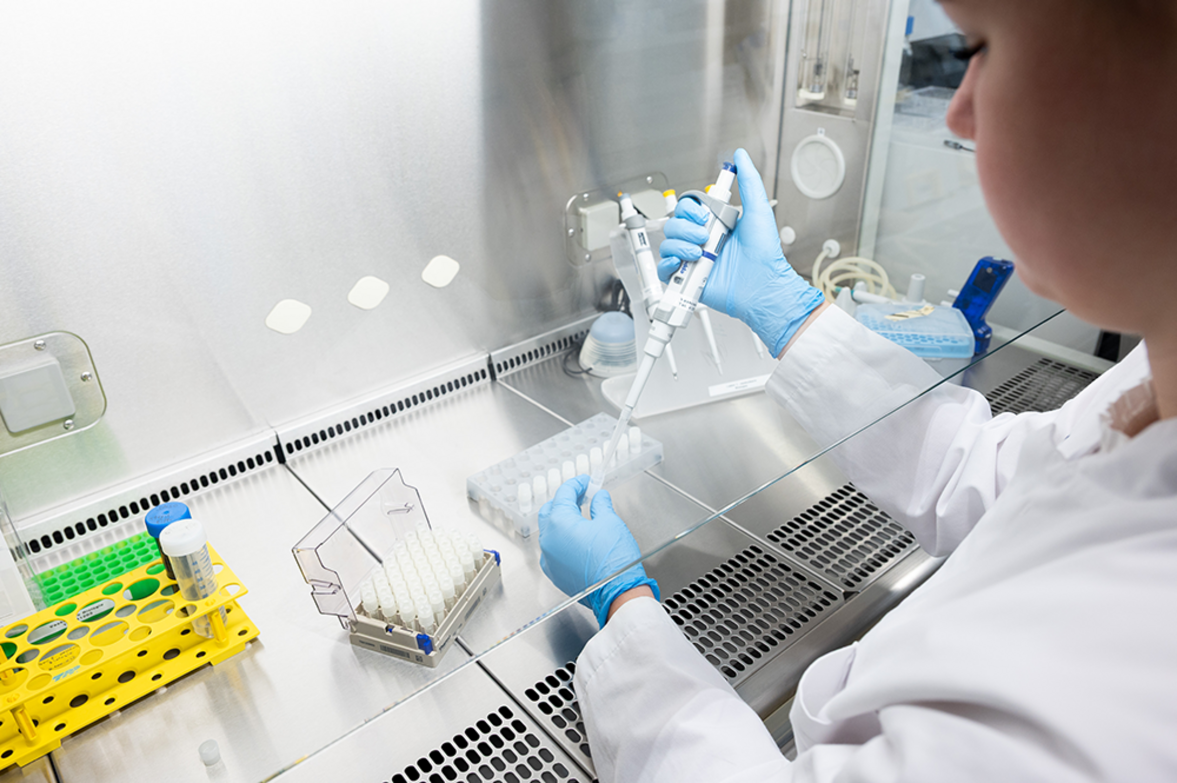 UKM | Forscherin pipettiert Proben im Forschungslabor der Gefäßchirugie unter sterilen Bedingungen.