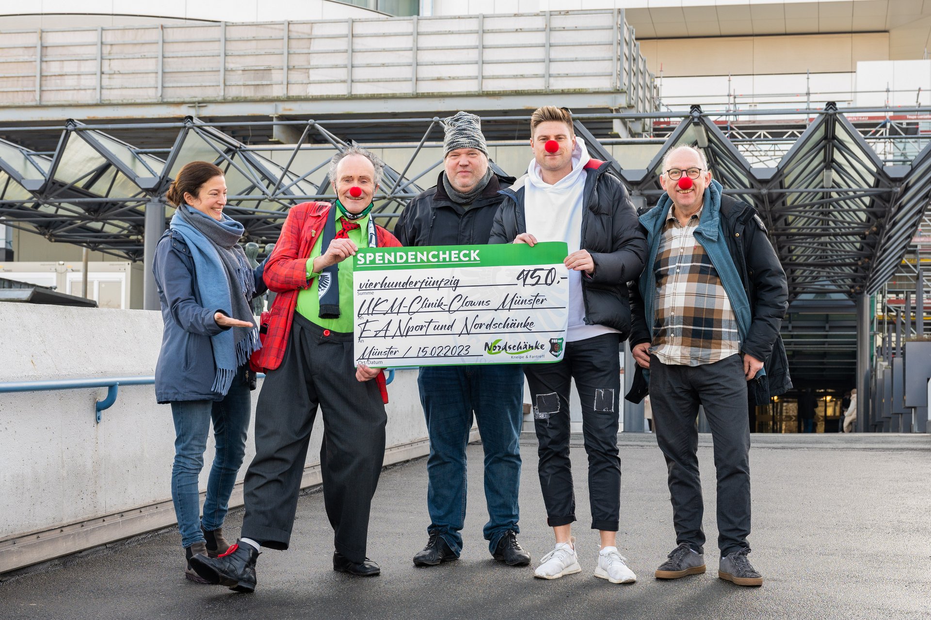 Spendenübergabe Preußen-Fans | UKM Clinic Clowns