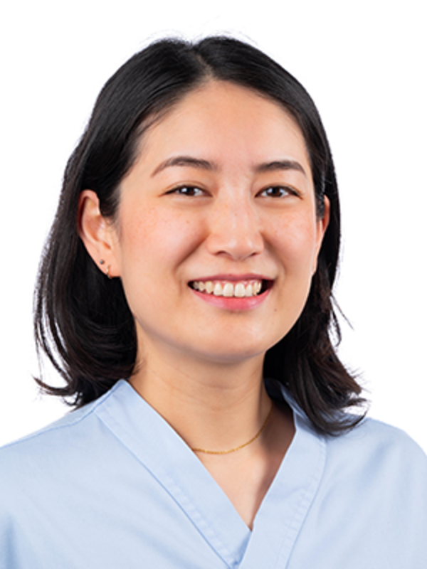 UKM | Portraitaufnahme einer Ärztin der Internistischen Intensivmedizin. Sie trägt einen hellblauen Kasack und lächelt