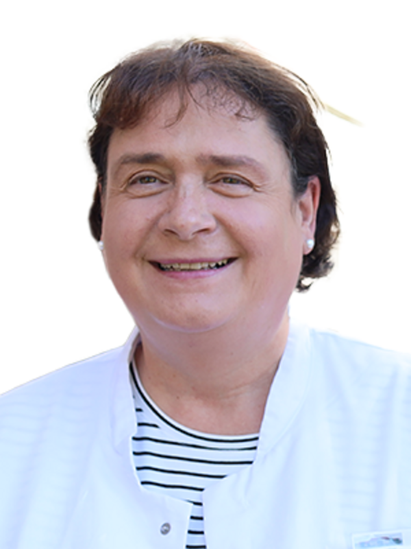 UKM | Portraitaufnahme der Stationsleiterin im Alterstraumazentrum. Sie trägt einen weißen Kittel und lächelt.