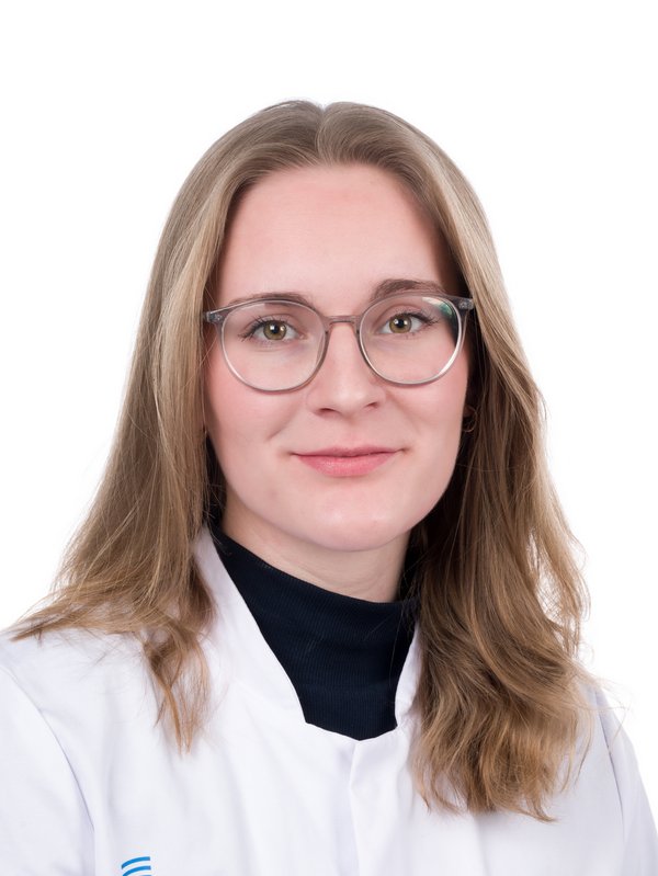 UKM Klinik für Nuklearmedizin | Pia Maria Potthoff | Sie hat blonde Harre, trägt eine Brille und schaut in die Kamera
