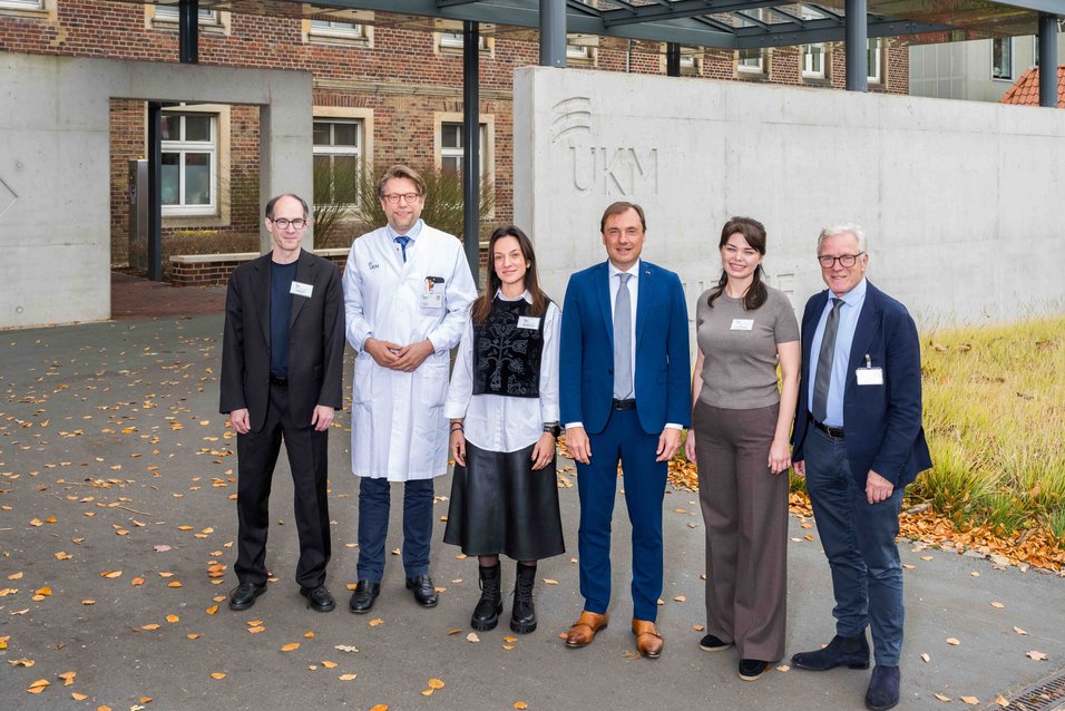 UKM | Vertreter des ukrainischen Krankenhauses Metschnikov aus Dnipro mit Ärzten und medizinischem Direktor des UKM der Klinik für Chirurgie