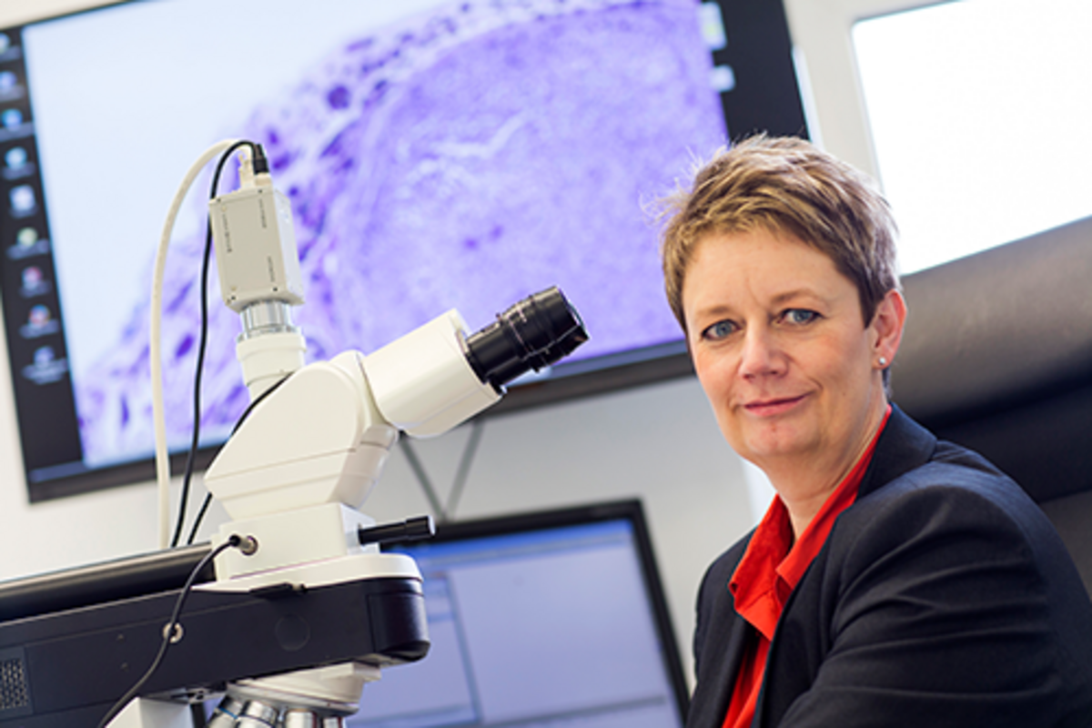 UKM | Pathologin vor einem Mikroskop | Eva Wardelmann