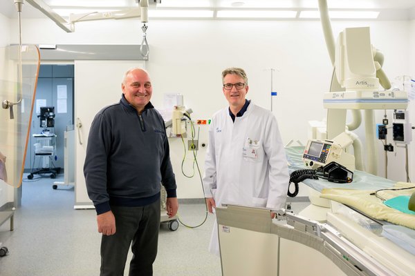 Patient Waldemar Reimer und Arzt Stefan Lange im Herzkatheterlabor im UKM