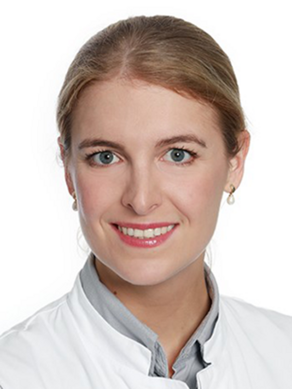 UKM | Ärztin der Klinik für Neurologie. Portraitaufnahme. Sie trägt einen weißen Kittel und lacht.