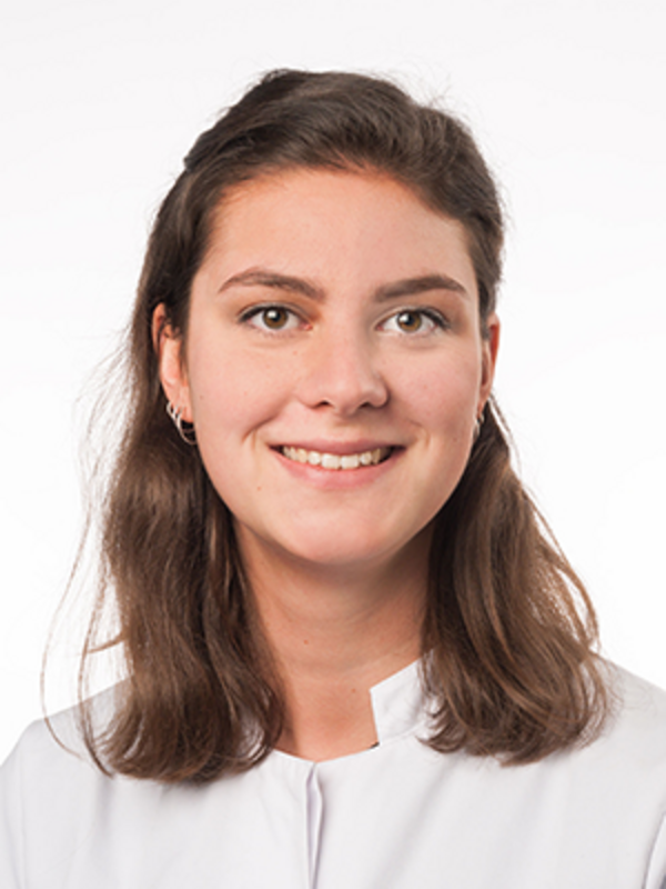 UKM | Ärztin aus der Unfallchirurgie. Sie trägt einen weißen Kittel und lächelt.