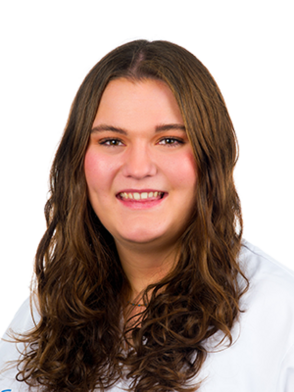 UKM | Zahnmedizinische Fachangestellte aus der Poliklinik für Parodontologie | Sie trägt einen weißen Kasack und lächelt. Portraitaufnahme