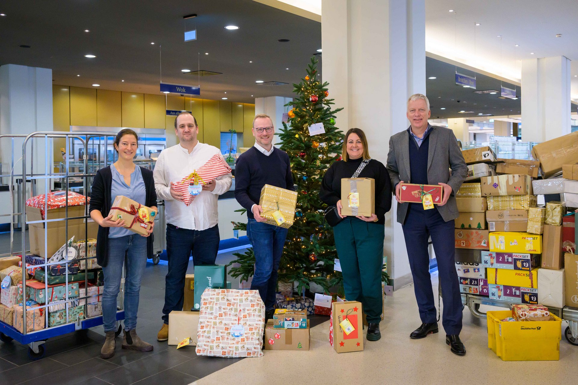 UKM Presse | Geschenkeübergabe Wünschebaum