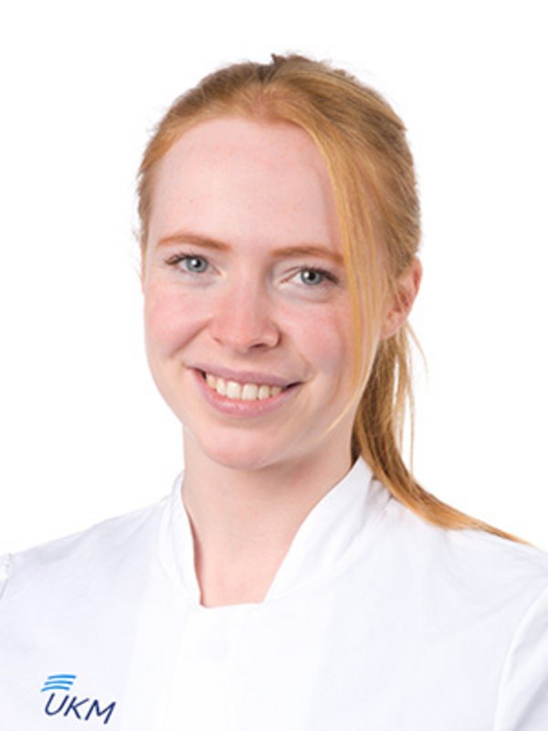 UKM Medizinische Klinik D | Amelie Menke | Sie hat rötliche Haare und lächelt in die Kamera.