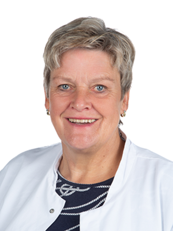 UKM | Portrait einer Medizinischen Fachangestellten aus der Angiologie. Sie trägt einen weißen Kittel und lächelt.
