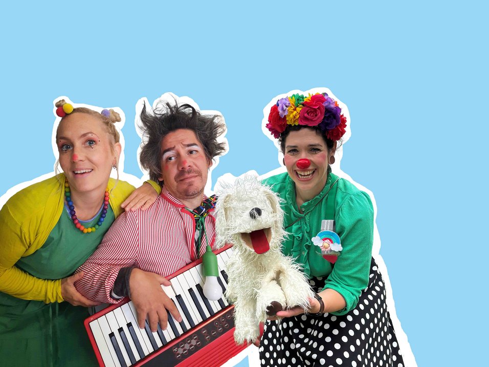 UKM | Presse | Clowns Fritzi, Mimi und Herr Moll in bunten Klamotten mit Keyboard und weißem Plüschhund