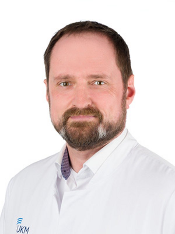 UKM | Neurochirurg im weißen Kittel