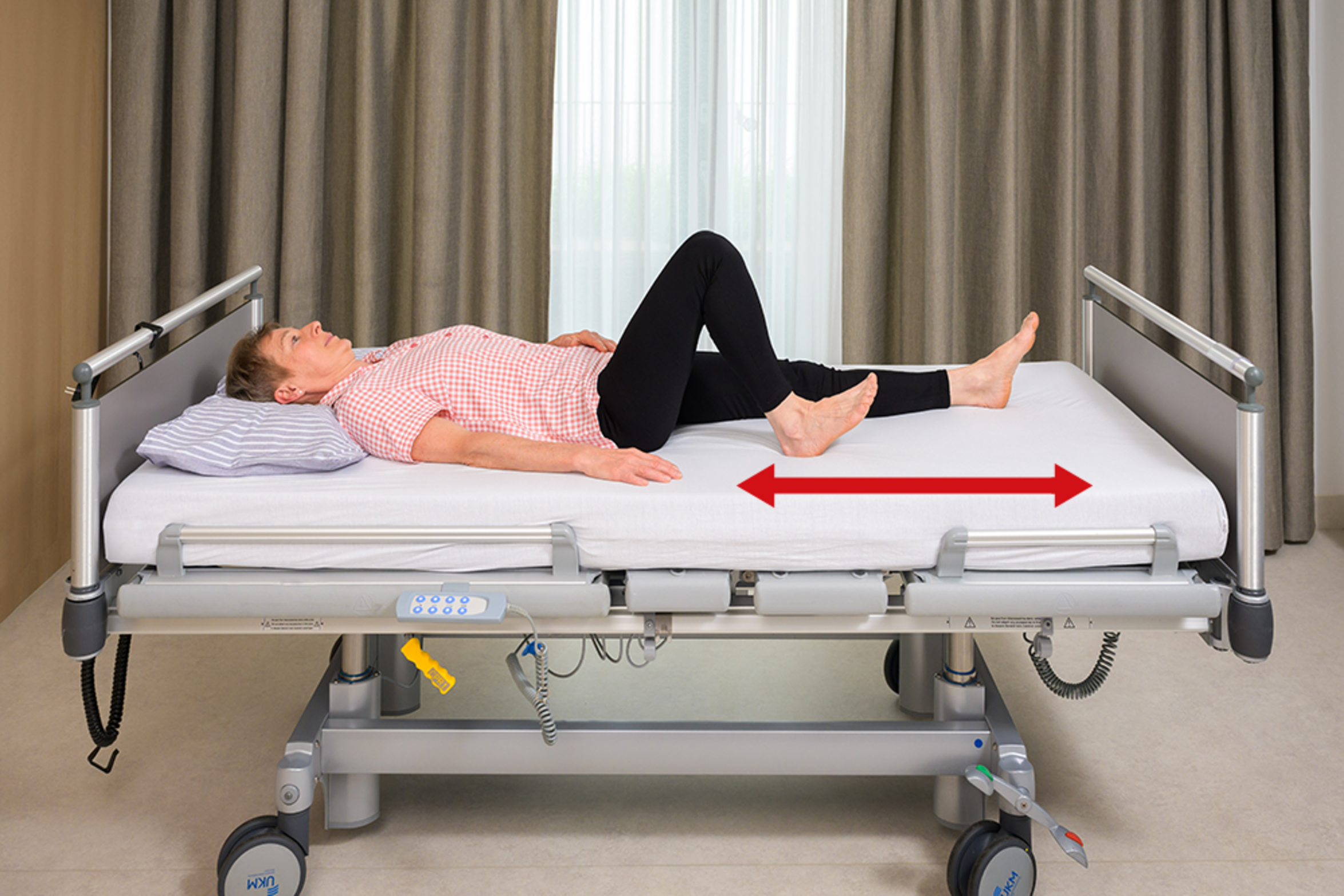 UKM Service | Bewegung im Krankenhaus | Patientin macht Übung Beine anziehen