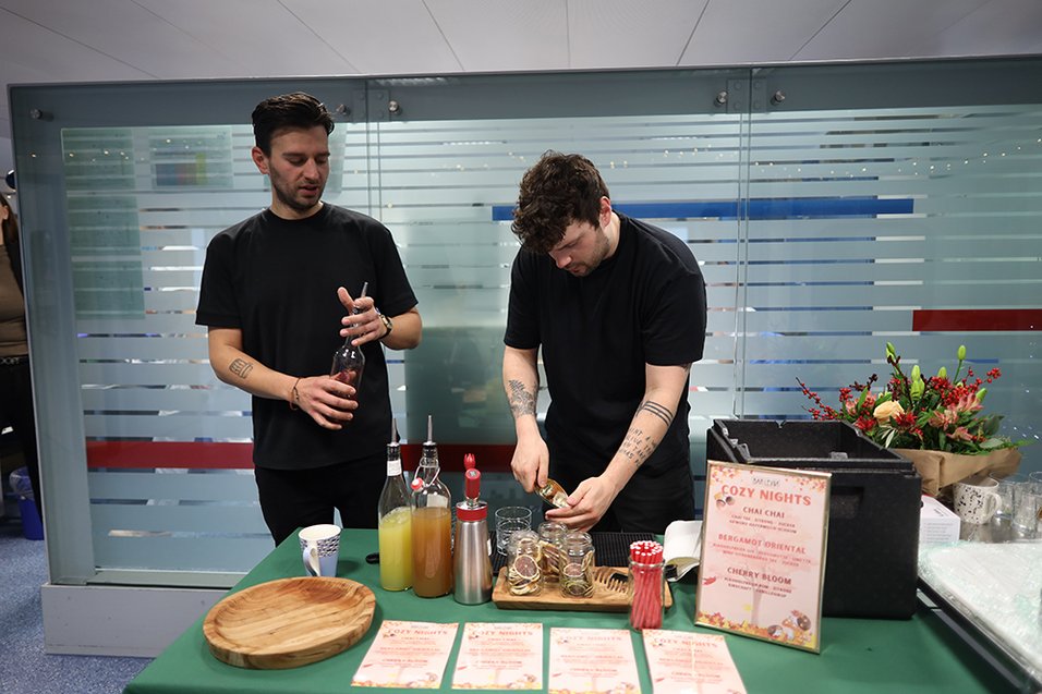 UKM Spendenmitteilung | Rilind Sutaj (Barchef Eulen & Lerchen, l.) und Damian Werg (Inhaber Bar Levin, r.) bereiten drei verschiedene Cocktails für die Patientinnen und Patienten vor. 