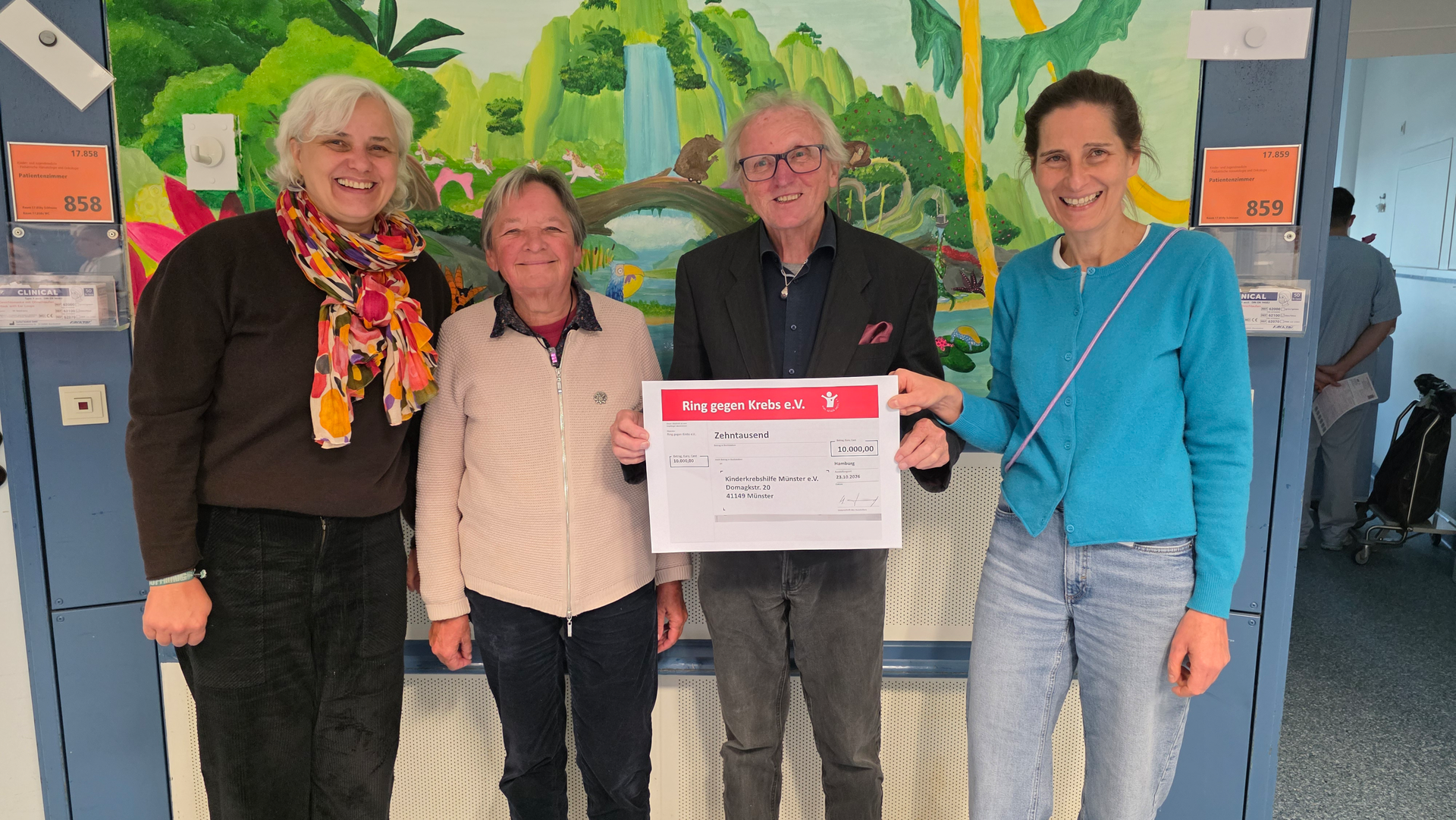 UKM | Zwei Vorstandsmitglieder überreichen dem Elternveren Kinderkrebshilfe Münster e.V. eine Großspende