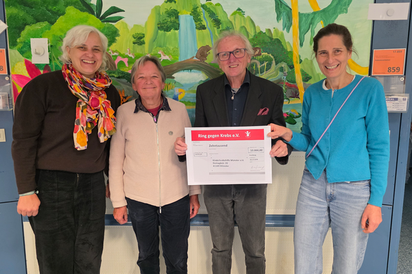 UKM | Zwei Vorstandsmitglieder überreichen dem Elternveren Kinderkrebshilfe Münster e.V. eine Großspende