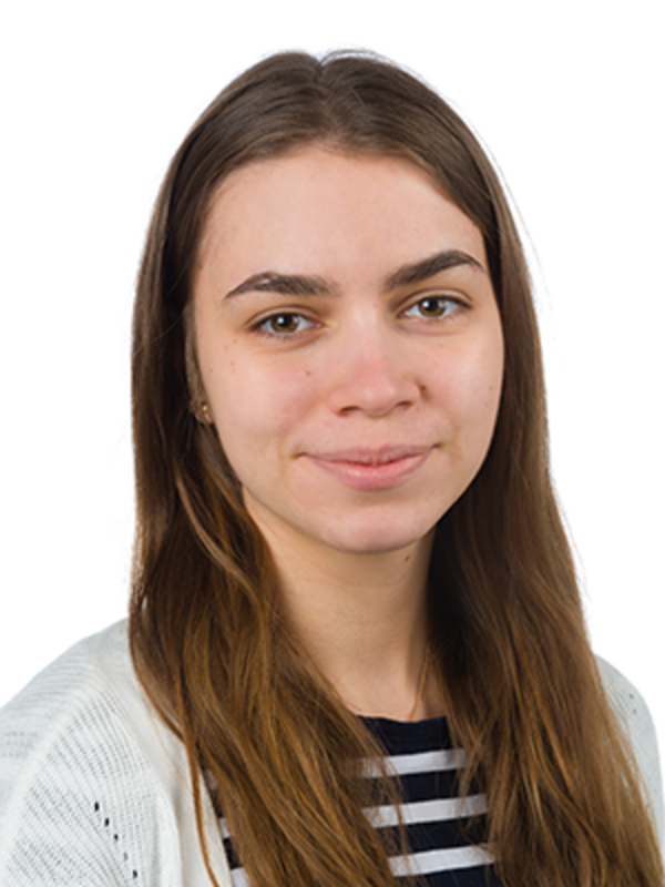 UKM | Portrait einer Mitarbeiterin des Forschungsteams der Medizinischen Klinik A. Sie hat langes, braunes Haar und lächelt.