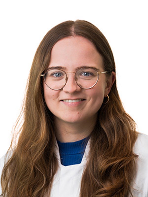 UKM Plastische Chirurgie | Sarah Geißler | Frau mit braunen, langen Haaren und einer Brille lächelt in die Kamera.
