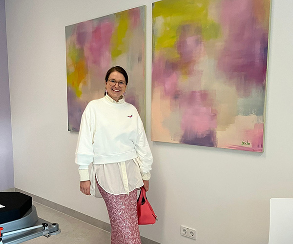 UKM Augenklinik | Prof. Brücher vor einem Bild in der UKM Geburtshilfe.