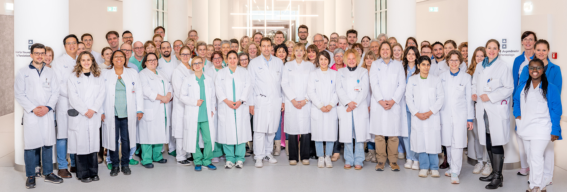 UKM | Gruppenbild mit allen Mitarbeitenden der Medizinischen Klinik B. Sie tragen weiße Kittel. 