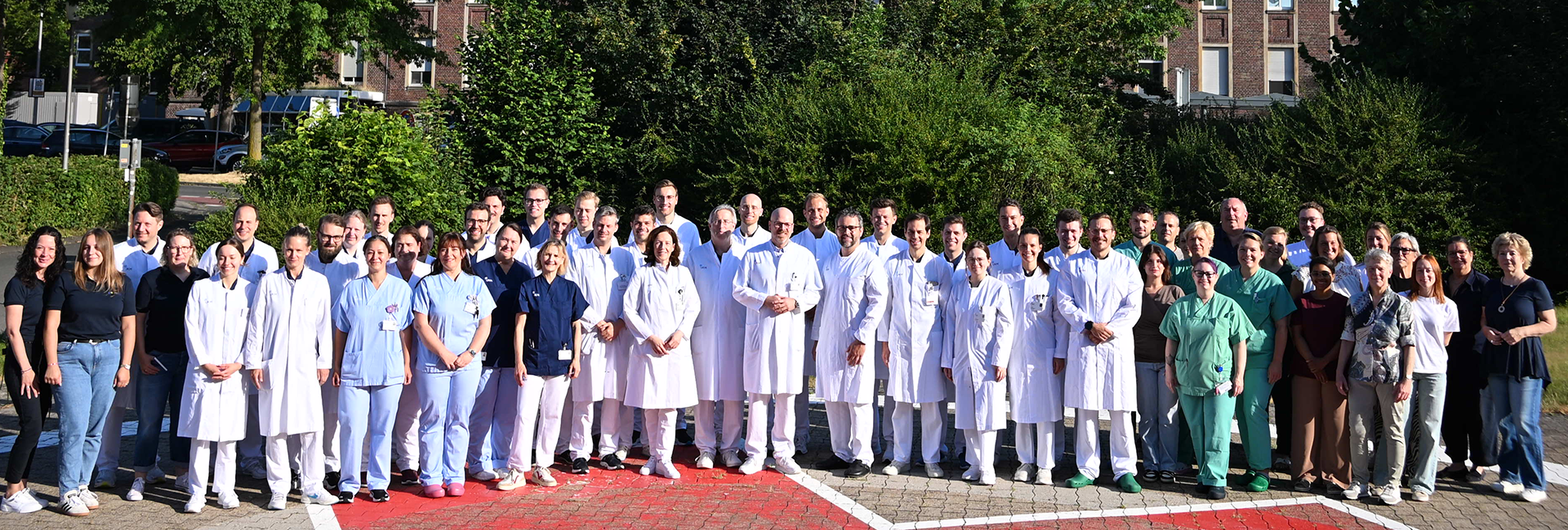 UKM | Gruppenfoto mit vielen Mitarbeitenden der Unfallchirurgie