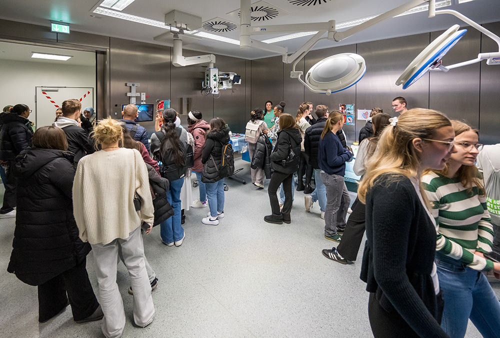 UKM Pflege | Tag des offenen OP | Gruppe von Besucher*innen im OP-Saal